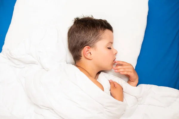 Aranyos Hét Éves Fiú Fehér Ágyban Alszik — Stock Fotó