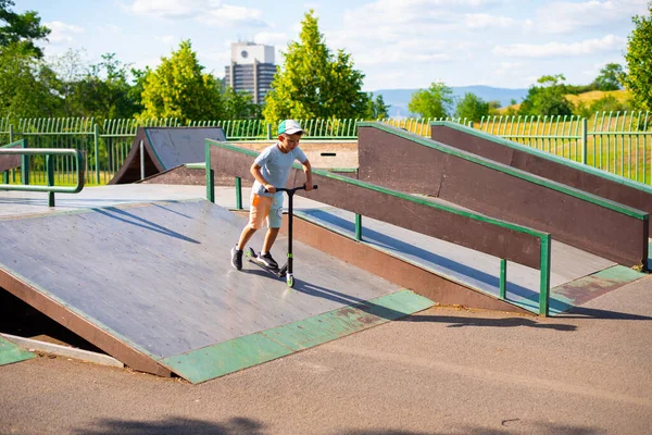 Sjuårig Pojke Glider Nedför Hög Kulle Skoter Skatepark Utan Skydd — Stockfoto