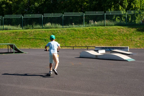 Een Jongen Van Zeven Rijdt Een Scooter Een Skatepark Zonder — Stockfoto