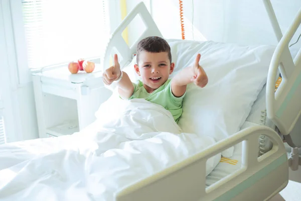 Açık Yeşil Tişörtlü Gülümseyen Avrupalı Bir Çocuğun Portresi Hastane Odasında Stok Fotoğraf