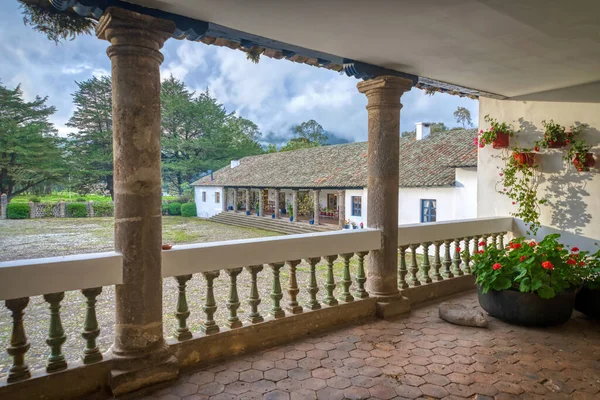 Vue Une Ancienne Ferme Coloniale Intérieur Une Ses Terrasses Confortables — Photo