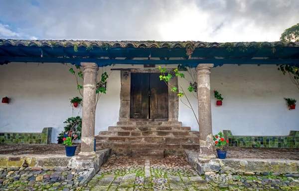 厄瓜多尔因巴布拉省Ibarra郊区一个古老的庄园 农舍的一个区域的入口 阴暗的下午 — 图库照片