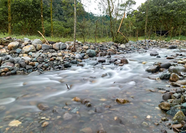 Długa Ekspozycja Części Rzeki Która Przecina Miasto Mindo Prowincja Pichincha — Zdjęcie stockowe