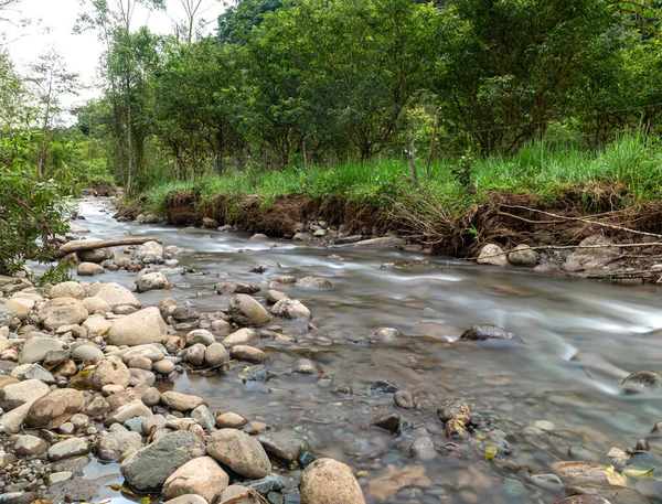 Larga Exposición Una Porción Río Que Cruza Ciudad Mindo Provincia — Foto de Stock