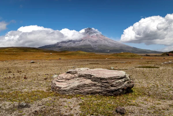 수백만 코토팍시 화산이 뿜어내는 화산암들 과더불어 일반적으로 방해받지 있습니다 클라우드 — 스톡 사진