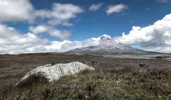 수백만 코토팍시 화산이 뿜어내는 화산암들 과더불어 일반적으로 방해받지 있습니다 클라우드 — 스톡 사진