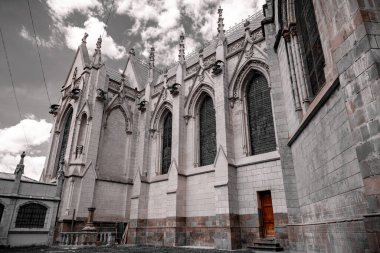 Güzel bir öğleden sonra Quito, Ekvador 'daki Basilica del Voto Nacional Kilisesi' nin dışındakiler.... 