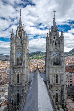 Güzel bir öğleden sonra Quito, Ekvador 'daki Basilica del Voto Nacional Kilisesi' nin dışındakiler.... 