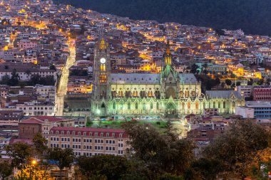 Quito 'daki Basilica Kilisesi, gece, şehrin diğer tarafından tamamen aydınlanmış.