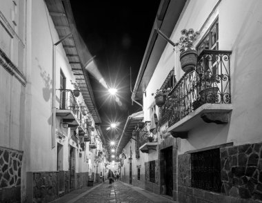 Eski Ekvador Quito şehrinin sokakları, evleri ve köşeleri. UNESCO tarafından Dünya Mirası Şehri ilan edilen ilk şehir..