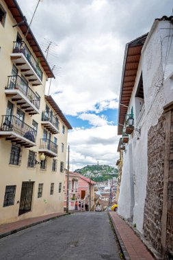 Eski Ekvador Quito şehrinin sokakları, evleri ve köşeleri. UNESCO tarafından Dünya Mirası Şehri ilan edilen ilk şehir..