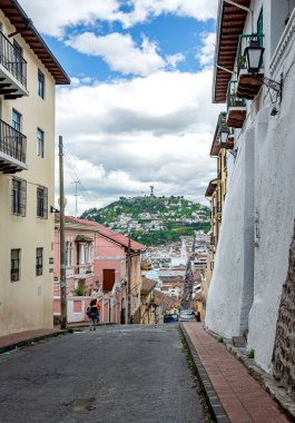 Eski Ekvador Quito şehrinin sokakları, evleri ve köşeleri. UNESCO tarafından Dünya Mirası Şehri ilan edilen ilk şehir..
