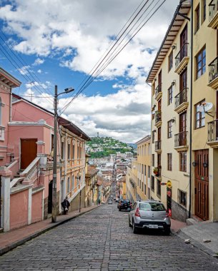 Eski Ekvador Quito şehrinin sokakları, evleri ve köşeleri. UNESCO tarafından Dünya Mirası Şehri ilan edilen ilk şehir..