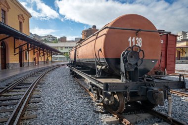 Quito, Pichincha, Ekvador - 20 Kasım 2013: Quito 'da, eski trenler şimdi turistik turistik eğlence merkezi olarak hizmet veriyor, güzel manzaralarda manzaralı geziler ve sergilenen kültürel miraslar sunuyorlar.
