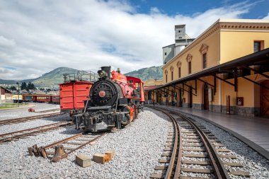 Quito, Pichincha, Ekvador - 20 Kasım 2013: Quito 'da, eski trenler şimdi turistik turistik eğlence merkezi olarak hizmet veriyor, güzel manzaralarda manzaralı geziler ve sergilenen kültürel miraslar sunuyorlar.