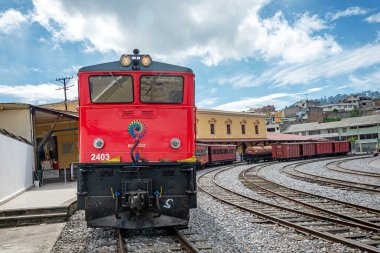 Quito, Pichincha, Ekvador - 20 Kasım 2013: Quito 'da, eski trenler şimdi turistik turistik eğlence merkezi olarak hizmet veriyor, güzel manzaralarda manzaralı geziler ve sergilenen kültürel miraslar sunuyorlar.