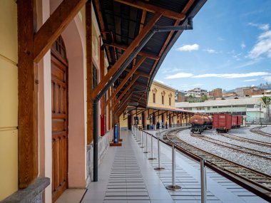 Quito, Pichincha, Ekvador - 20 Kasım 2013: Quito 'da, eski trenler şimdi turistik turistik eğlence merkezi olarak hizmet veriyor, güzel manzaralarda manzaralı geziler ve sergilenen kültürel miraslar sunuyorlar.