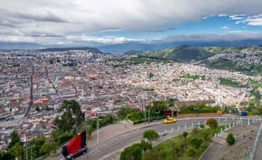 Quito 'nun güzel sokakları, çatıları ve sömürge tarzıyla görüntüsü. Quito, UNESCO tarafından 