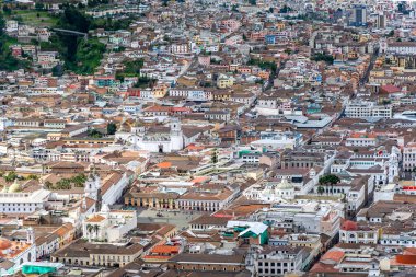 Quito 'nun güzel sokakları, çatıları ve sömürge tarzıyla görüntüsü. Quito, UNESCO tarafından 