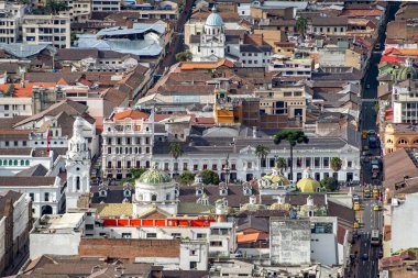 Quito 'nun güzel sokakları, çatıları ve sömürge tarzıyla görüntüsü. Quito, UNESCO tarafından 