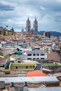 Quito 'nun güzel sokakları, çatıları ve sömürge tarzıyla görüntüsü. Quito, UNESCO tarafından 