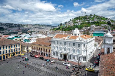 Quito 'nun güzel sokakları, çatıları ve sömürge tarzıyla görüntüsü. Quito, UNESCO tarafından 