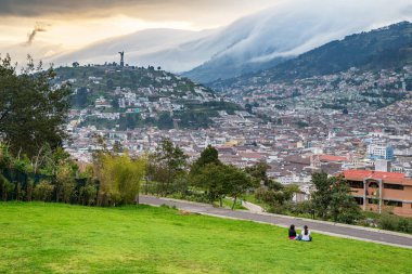 Quito 'nun güzel sokakları, çatıları ve sömürge tarzıyla görüntüsü. Quito, UNESCO tarafından 