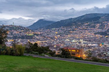 Quito 'nun güzel sokakları, çatıları ve sömürge tarzıyla görüntüsü. Quito, UNESCO tarafından 