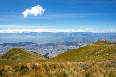 Pichincha Dağı 'nın ve And Dağları' nın yaklaşık 4800 Mt yüksekliğindeki volkanın güzel manzarası. Açık mavi gökyüzüyle güneşli bir sabahta. Quito, Ekvador.