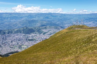 Pichincha Dağı 'nın ve And Dağları' nın yaklaşık 4800 Mt yüksekliğindeki volkanın güzel manzarası. Açık mavi gökyüzüyle güneşli bir sabahta. Quito, Ekvador.