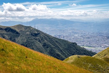Pichincha Dağı 'nın ve And Dağları' nın yaklaşık 4800 Mt yüksekliğindeki volkanın güzel manzarası. Açık mavi gökyüzüyle güneşli bir sabahta. Quito, Ekvador.
