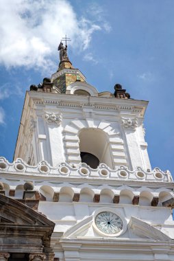 Quito, Pichincha - Ekvador: 20 Kasım 2013: Güneşli bir sabahta San Francisco kilisesi ve manastırı.