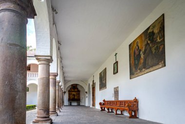 Quito, Pichincha, Ekvador - 20 Kasım 2013: Güneşli ve bulutlu bir günde San Francisco kilise ve manastırının iç bahçeleri.