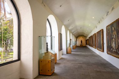 Quito, Pichincha, Ekvador - 20 Kasım 2013: 1500 'lerde inşa edilen San Francisco Manastırı içindeki müzelerin iç mekanları. 
