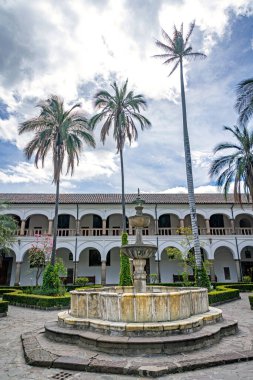 Quito, Pichincha, Ekvador - 20 Kasım 2013: Güneşli ve bulutlu bir günde San Francisco kilise ve manastırının iç bahçeleri.