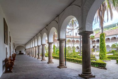 Quito, Pichincha, Ekvador - 20 Kasım 2013: Güneşli ve bulutlu bir günde San Francisco kilise ve manastırının iç bahçeleri.