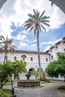 Quito, Pichincha, Ekvador - 20 Kasım 2013: Güneşli ve bulutlu bir günde San Francisco kilise ve manastırının iç bahçeleri.