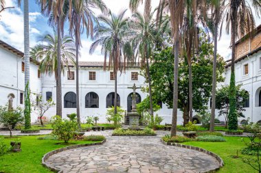 Quito, Pichincha, Ekvador - 20 Kasım 2013: Güneşli ve bulutlu bir günde San Francisco kilise ve manastırının iç bahçeleri.