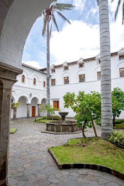 Quito, Pichincha, Ekvador - 20 Kasım 2013: Güneşli ve bulutlu bir günde San Francisco kilise ve manastırının iç bahçeleri.