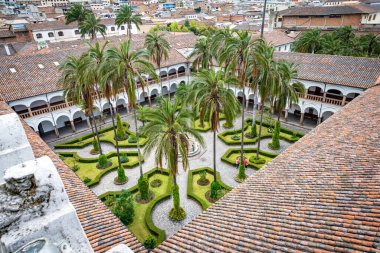 Quito, Pichincha, Ekvador - 20 Kasım 2013: Güneşli ve bulutlu bir günde San Francisco kilise ve manastırının iç bahçeleri.