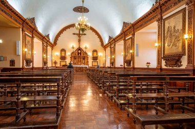 Quito, Pichincha, Ekvador: 30 Kasım 2013: San Francisco kilisesinin iç kısımları, pek çok detayı, heykeli ve süslemesiyle.