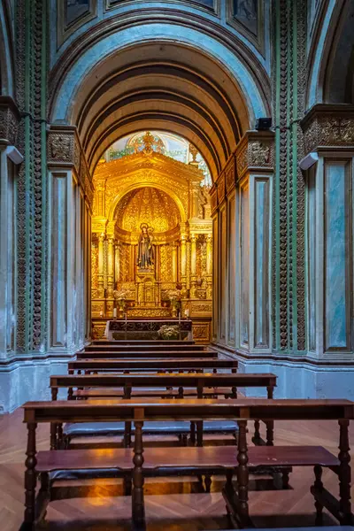 stock image Quito, Pichincha, Ecuador: November 30, 2013: Interiors of the San Francisco church, with its many details, statues and decorations.