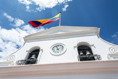 Quito, Pichincha, Ekvador - Kasım 2013: Güneşli bir bulutlu günde Cumhurbaşkanlığı Sarayı 'nın Dış İşleri