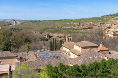 Segovia 'nın Eresma vadisi ve Santa Mara del Parral Manastırı üzerindeki Tapınak Kulesi' nin geniş görüşü. Selvi ağaçları gözü dramatik kaya kayalıklarına yönlendirir..