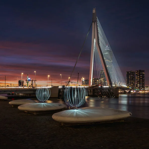 Světelná Malba Rotterdamu Nizozemsko Erasmusbridge Noci — Stock fotografie