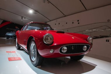 Modena, İtalya - 23 Ağustos 2023 Ferrari 250 GT Rekabet Enzo Ferrari Müzesi 'nde sergilendi