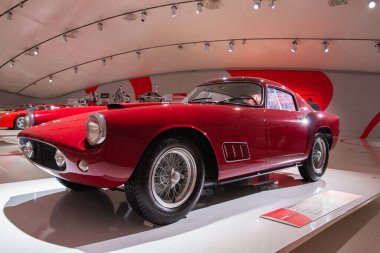 Modena, İtalya - 23 Ağustos 2023 Ferrari 250 GT Rekabet Enzo Ferrari Müzesi 'nde sergilendi