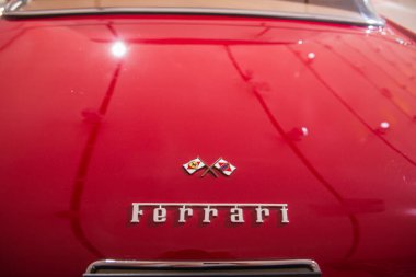 Modena, İtalya - 23 Ağustos 2023 Ferrari üzerindeki araba amblemine yaklaş 250 GT coupe Enzo Ferrari Müzesi 'nde sergilendi