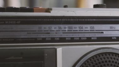 İstasyonlar aranıyor. Analog Radyo Çevirme Frekansı, 4k görüntü