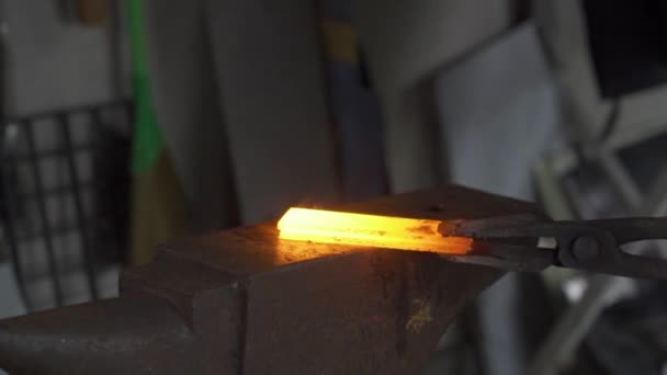 Demirci Sıcak Metal Bir Çubuğa Vuruyor Yavaş Çekim — Stok video